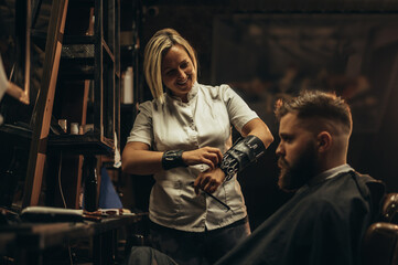 Obraz na płótnie Canvas Professional barber wearing her tools on the forearm and working in her barbershop