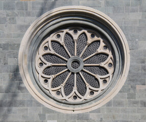 Basilica di Sant'Andrea  a Vercelli; il rosone in facciata