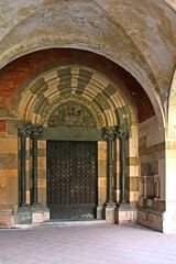 Basilica di Sant'Andrea  a Vercelli; il portale romanico verso il chiostro