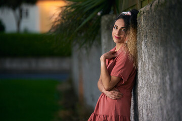 Obraz premium Caucasian Hispanic woman with a nice pink dress and pin-up style