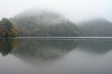 紅葉と霧にまみれた湖