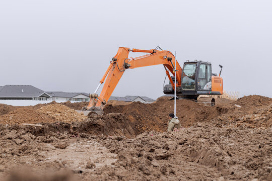 Hombres Latinos trabajando en excavaci&oacute;n para construcci&oacute;n en Estados Unidos durante el invierno.