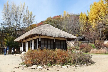 Fototapeta na wymiar 한국의전통집초가집입니다