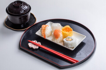 黒い背景に映えるお寿司　
色鮮やかなお寿司