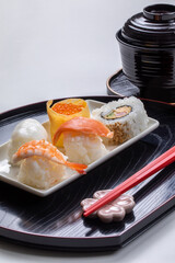 黒い背景に映えるお寿司　
色鮮やかなお寿司