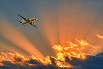富士山上空を飛行する航空機