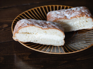 粉砂糖がたっぷり付いた揚げドーナッツの断面。