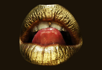 Goldene Lippen, goldener Lipgloss auf sexy Lippen, metallischer Mund. Schönheitsfrauenmake-upabschluß oben. Kreativer künstlerischer Lippenstift. © Volodymyr