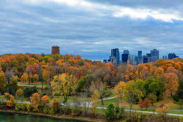 Île Saint-Hélène vue du pont Jacques-Cartier à l'automne. La ville de Montréal est visible à l'arrière plan.