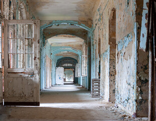 Fototapeta na wymiar abandoned corridor in an old hospital
