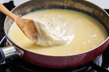 鍋の中でとろけるチーズ　 
チーズホンデュのチーズ
