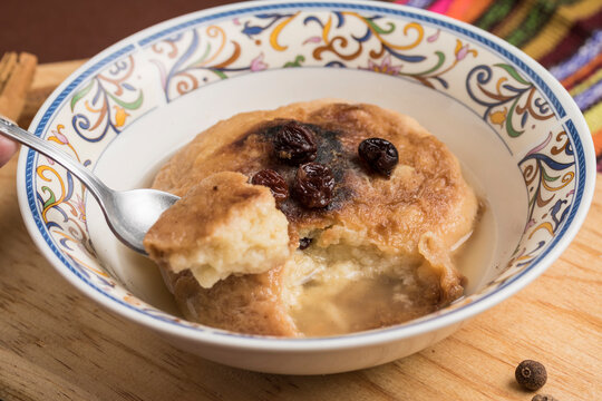 Tomando u poco de mollete guatemalteco, plato t&iacute;pico de ferias y de ciertas &eacute;pocas del a&ntilde;o, parecido a las torrejas pero estas llevan un relleno de crema con licor y pasas.