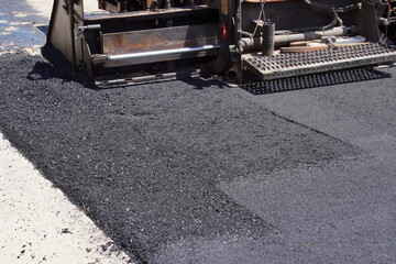 obreros construyendo asfalto