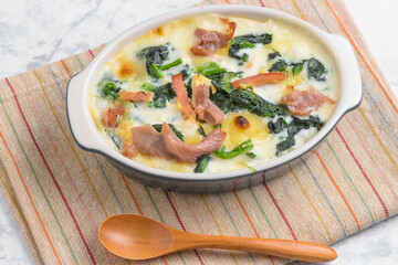 ハムとホウレン草のグラタン