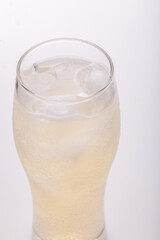 白い背景とグラスに注がれた飲み物