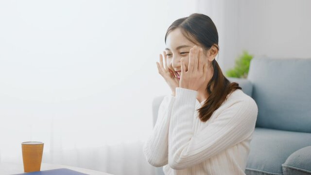 笑顔でオンライン通話をする若い女性