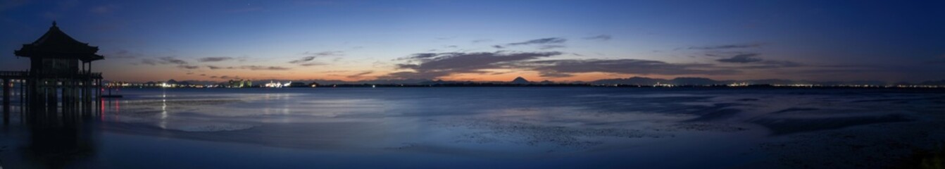 夜明け前の琵琶湖と浮見堂のパノラマ情景＠滋賀