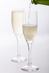 グラスに注がれるシャンパン　
グラスに注がれるスパークリングドリンク