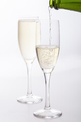 グラスに注がれるシャンパン　
グラスに注がれるスパークリングドリンク