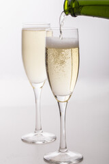 グラスに注がれるシャンパン　
グラスに注がれるスパークリングドリンク