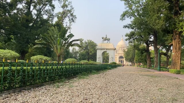 Beautiful cinematic video of Victoria Memorial, Kolkata with the statue of Edward VII in front.