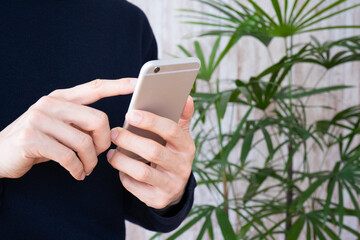 スマホを操作する男性