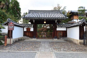 A Japanese temple in Kyoto 日本の京都にあるお寺: Tenkyu-in Subordinate Temple in the precincts of Myoshin-ji Temple 妙心寺の境内にある摂寺天球院の入り口の風景