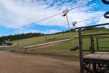 フィールドアスレチックのターザンロープで遊ぶキッズ