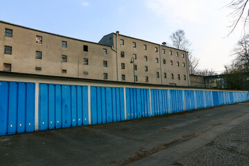 Garagenkomplex aus DDR-Zeit mit klassischem Schwenktor mit Mittelgriff vor Lagergebäude