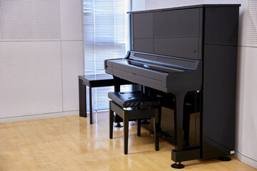 無人のピアノ室とピアノ
