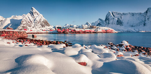 Unberührte Winterlandschaft. Kalte Morgenszene des Dorfes Sakrisoy, Norwegen, Europa. Erstaunliche Winteransicht der Lofoten-Inseln. Schöner Meerblick des norwegischen Meeres. Hintergrund des reisenden Konzepts. © Andrew Mayovskyy