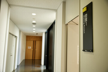 日本語で書かれた「控室」の看板