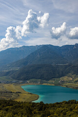 Wanderung and der Weinstraße am Kalterer See in Südtirol, Italien mit Wolken und Bergpanorama im HIntergrund.