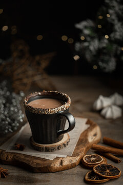 tasse de chocolat chaud boisson gourmande et meringues sur table ambiance Noël
