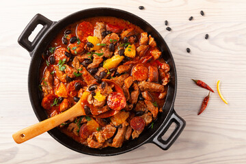 Pork stew with chorizo and black beans. Served with orange and seasoned with hot chili peppers. Perfect with tortillas.