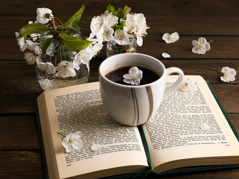 Tazza di tè libro e profumo di primavera