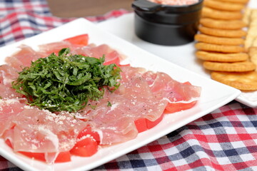 	生ハムとトマト