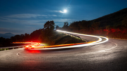 Estelas de luz en una carretera de montaña