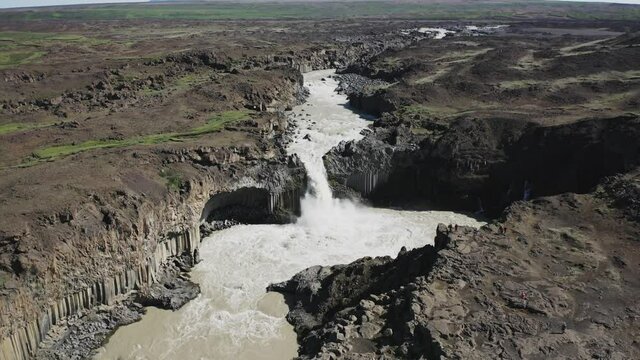 Aldeyjarfoss Cascada de aguas bravas sobre columnas de basalto en el norte de Islandia desde punto de vista a&eacute;reo.