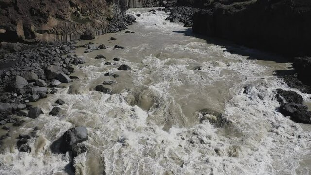 Aldeyjarfoss Cascada de aguas bravas sobre columnas de basalto en el norte de Islandia desde punto de vista a&eacute;reo.