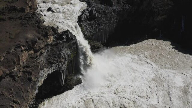 Aldeyjarfoss Cascada de aguas bravas sobre columnas de basalto en el norte de Islandia desde punto de vista a&eacute;reo.