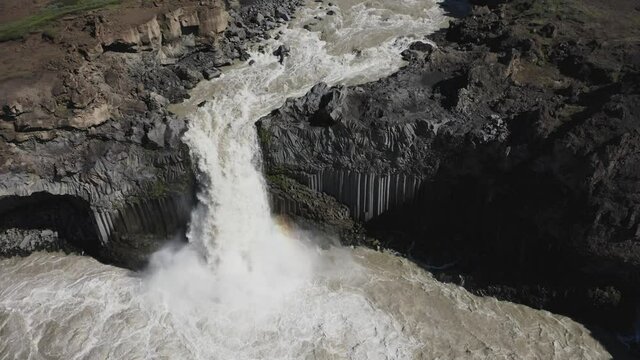 Aldeyjarfoss Cascada de aguas bravas sobre columnas de basalto en el norte de Islandia desde punto de vista a&eacute;reo.