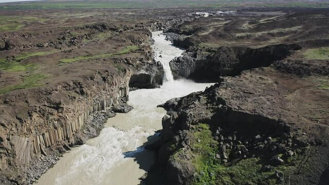 Aldeyjarfoss Cascada de aguas bravas sobre columnas de basalto en el norte de Islandia desde punto de vista a&eacute;reo.