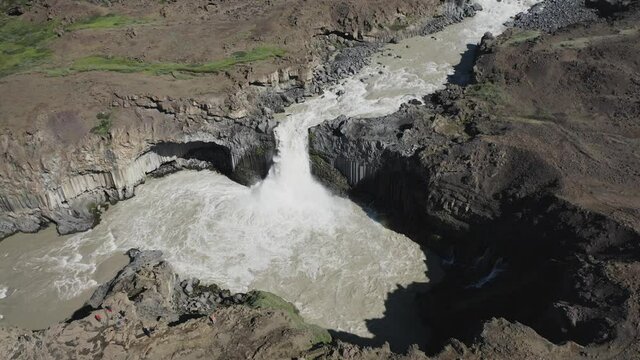 Aldeyjarfoss Cascada de aguas bravas sobre columnas de basalto en el norte de Islandia desde punto de vista a&eacute;reo.