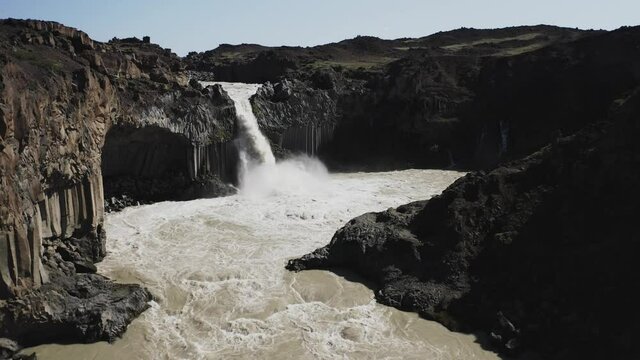 Aldeyjarfoss Cascada de aguas bravas sobre columnas de basalto en el norte de Islandia desde punto de vista a&eacute;reo.