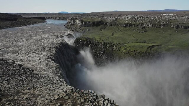 Csacada islandesa m&aacute;s caudalosa llamada Detifoss, al norte de la isla desde punto de vista a&eacute;reo en 4k.