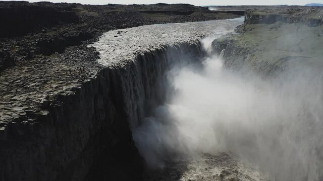 Csacada islandesa m&aacute;s caudalosa llamada Detifoss, al norte de la isla desde punto de vista a&eacute;reo en 4k.