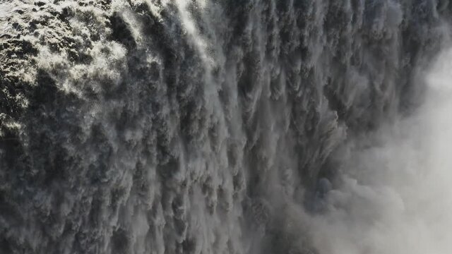 Csacada islandesa m&aacute;s caudalosa llamada Detifoss, al norte de la isla desde punto de vista a&eacute;reo en 4k.