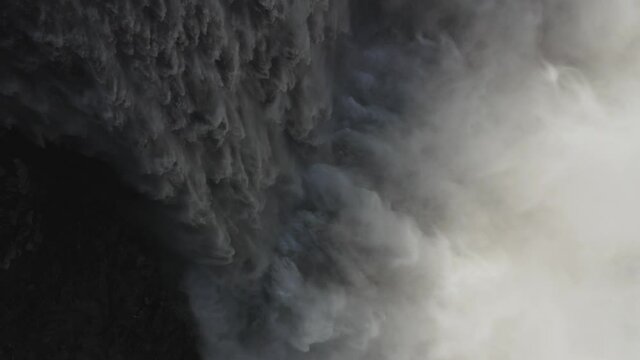 Csacada islandesa m&aacute;s caudalosa llamada Detifoss, al norte de la isla desde punto de vista a&eacute;reo en 4k.