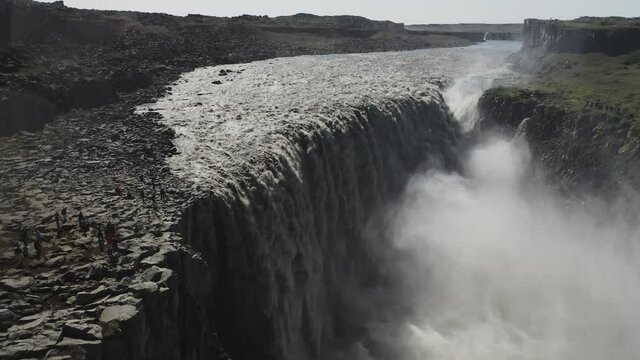 Csacada islandesa m&aacute;s caudalosa llamada Detifoss, al norte de la isla desde punto de vista a&eacute;reo en 4k.